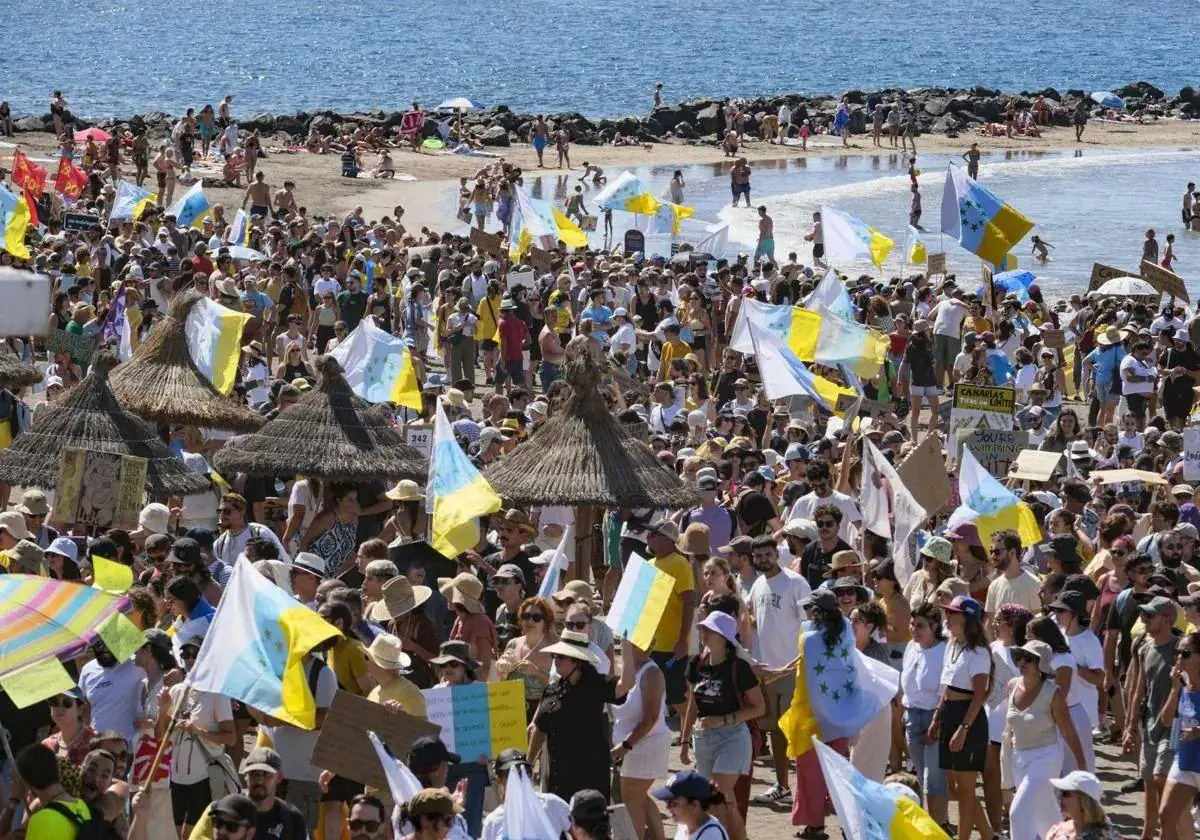 Un momento de la manifestación del 20-O en Adeje (Tenerife).