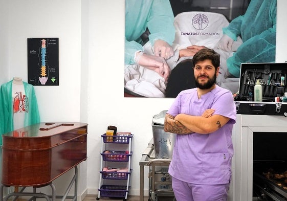 Ezequiel Hinojo, profesor y tanatropactor de la escuela Tanatos Formación en Málaga.