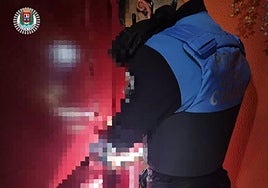 Una gente de la Policía Local Canaria, durante el auxilio de la mujer.