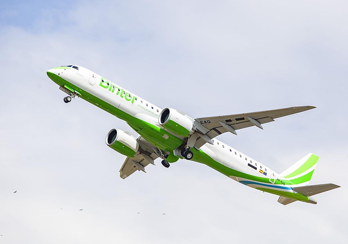 Imagen principal - Un avión Embraer E195 E2 de Binter; menú a bordo de la aerolínea canaria; y una imagen de la inauguración de los vuelos directos entre Canarias y los aeropuertos de Pamplona. 