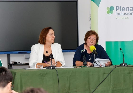 Carmen Laucirica (i), presidenta de Plena Inclusión, y Natalia Cañeque, la gerente.