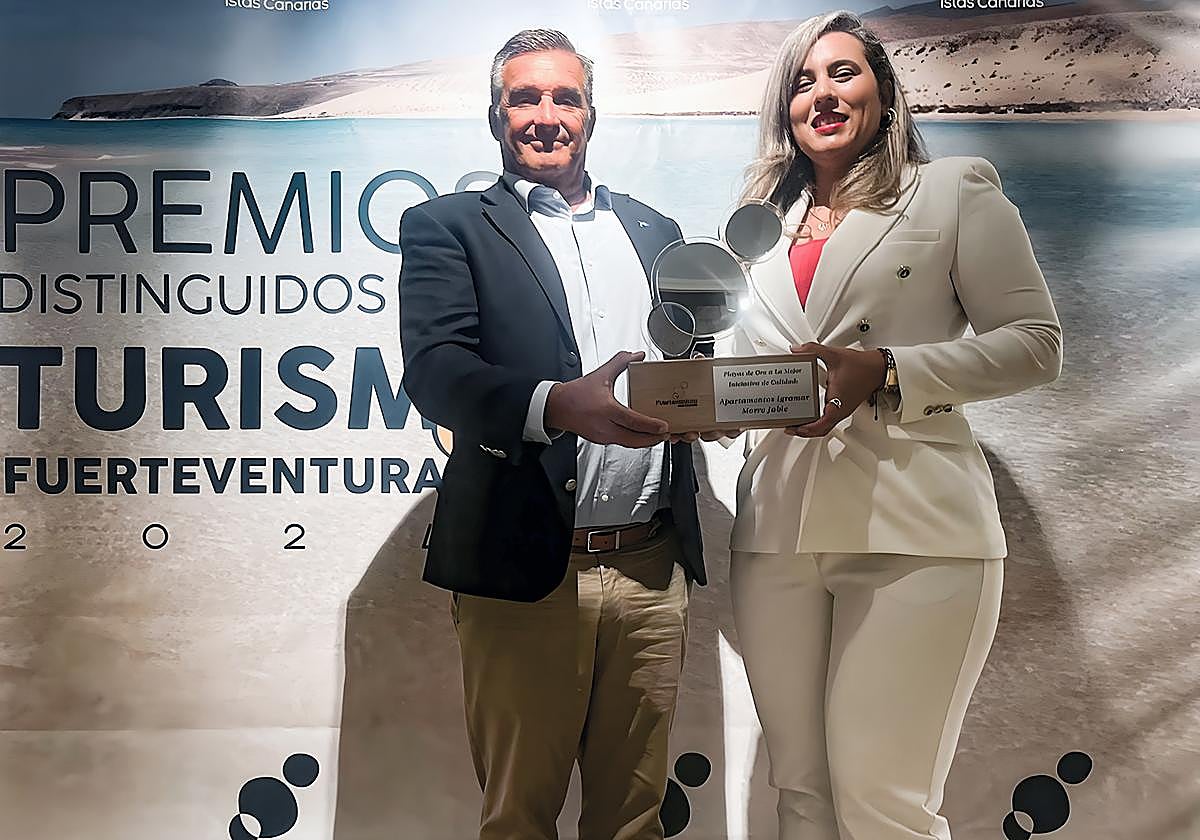El equipo de Igramar, recibiendo el Premio Distinguidos del Turismo.