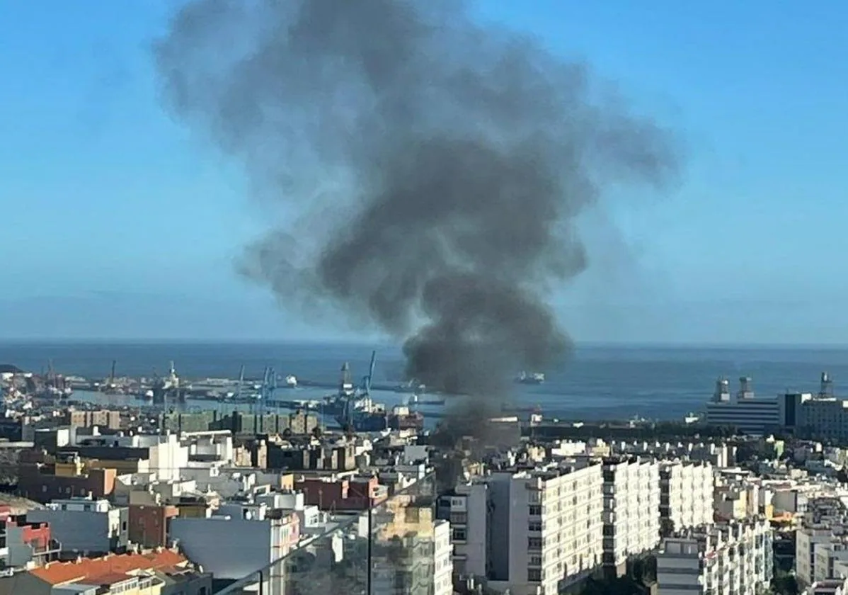 Columna de humo en la zona de San Roque.