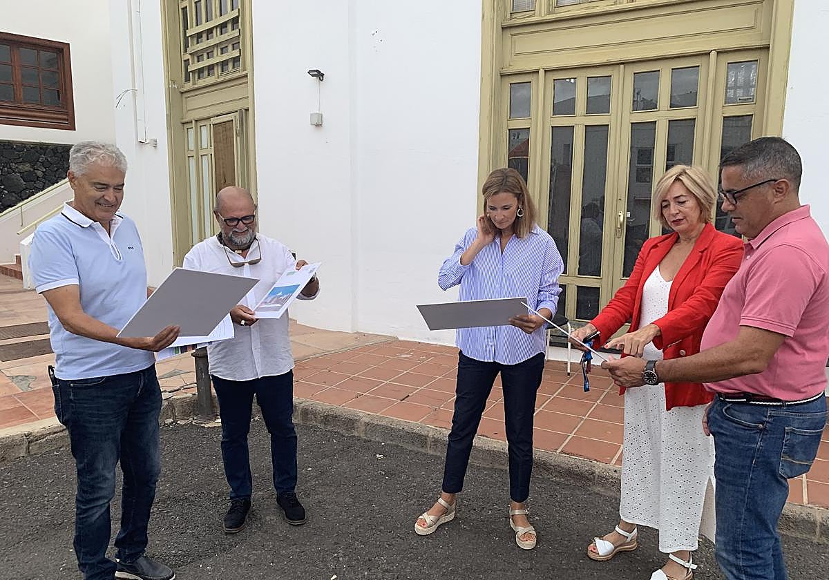 Autoridades sureñas en la lonja de La Tiñosa.