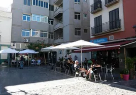 Imagen de la terraza de La Gamba en la plaza de Las Lagunetas, en Triana.