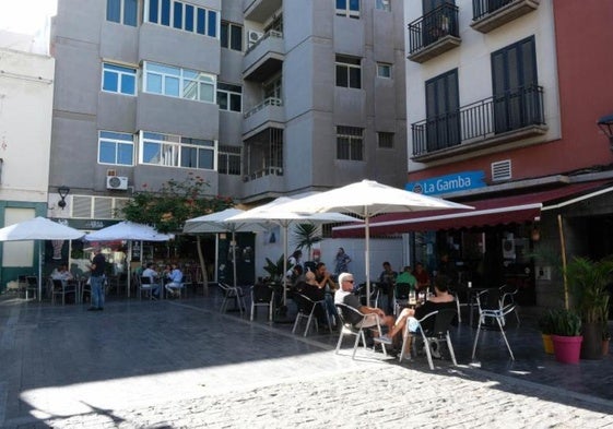 Imagen de la terraza de La Gamba en la plaza de Las Lagunetas, en Triana.