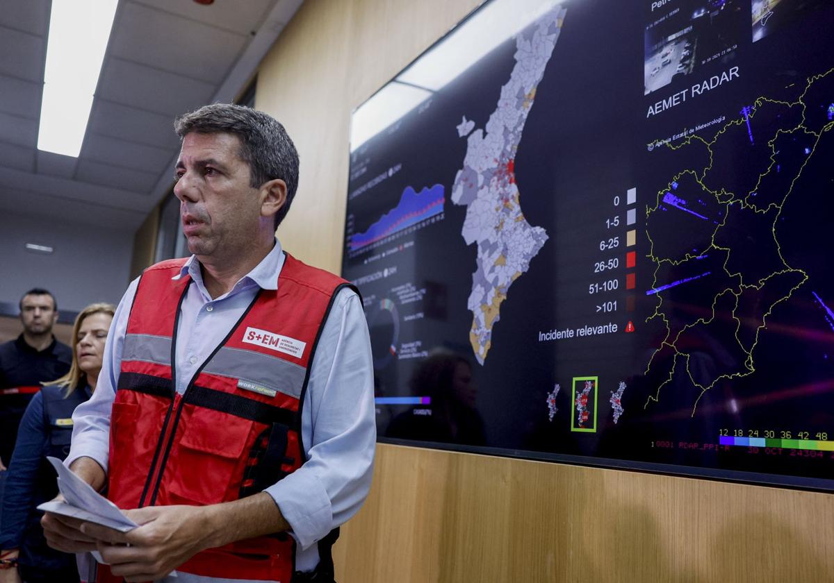 El president de la Generalitat, Carlos Mazón, con el chaleco rojo del servicio de emergencias.