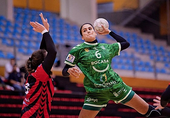 Almudena Rodríguez lanza a portería.