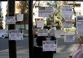 Carteles de servicios y trabajos que se ofertan en vía pública.