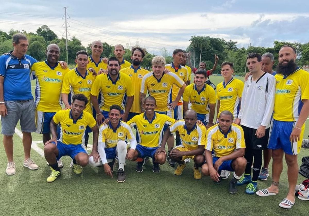 Integrantes de Periodistas FC con las equipaciones donadas, antes de un partido disputado en el campo de La Polar, en Marianao (La Habana).