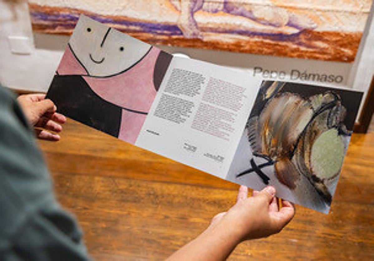 Catálogo de la muestra en el día del estreno.