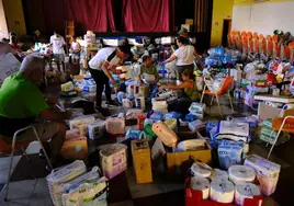 Voluntarios organizan la ayuda este lunes en el salón parroquial del Carmen.