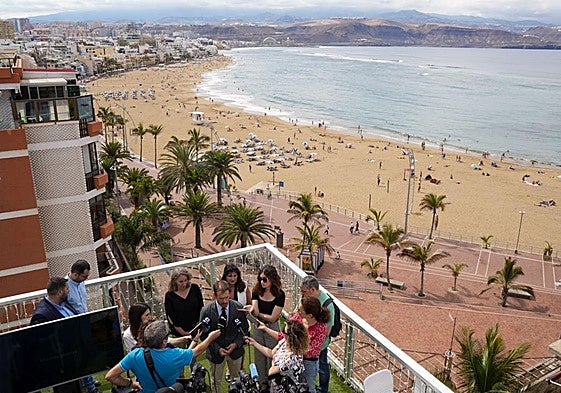 Mariano Hernández Zapata, atendiendo a la prensa con la playa de Las Canteras de fondo.