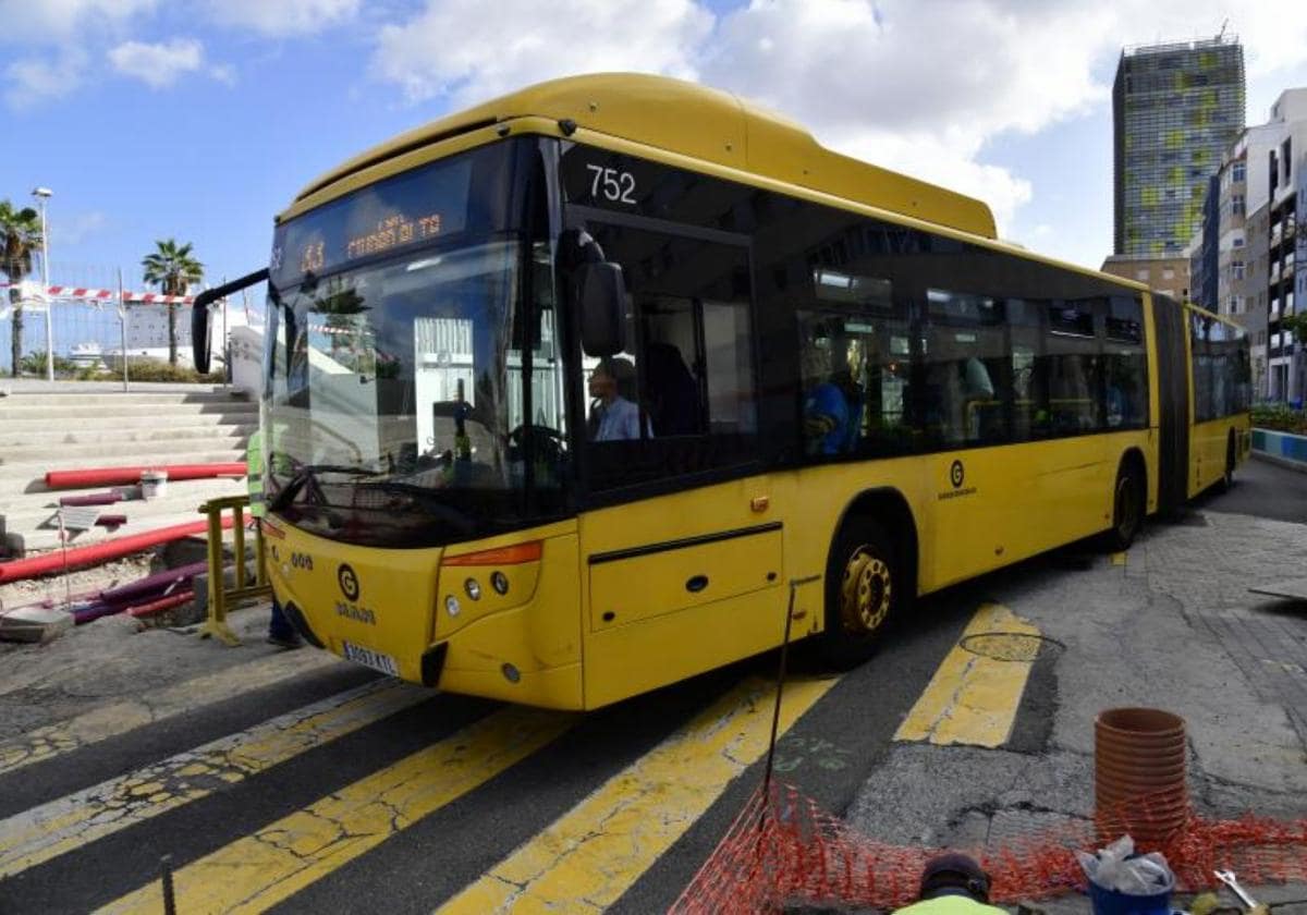 Una guagua atraviesa Eduardo Benot en Las Palmas de Gran Canaria.