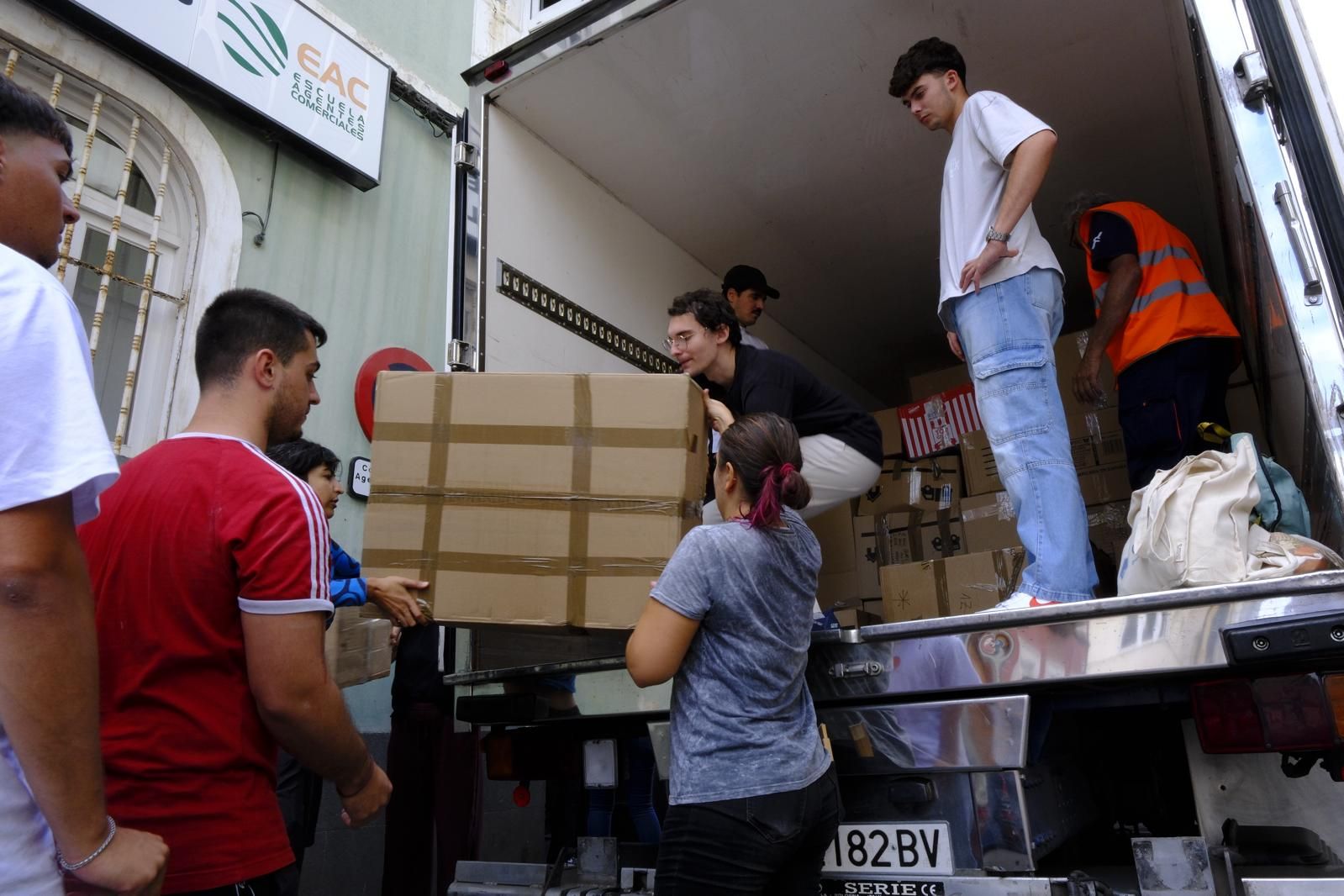 Las imágenes de la solidaridad en Arenales por la DANA