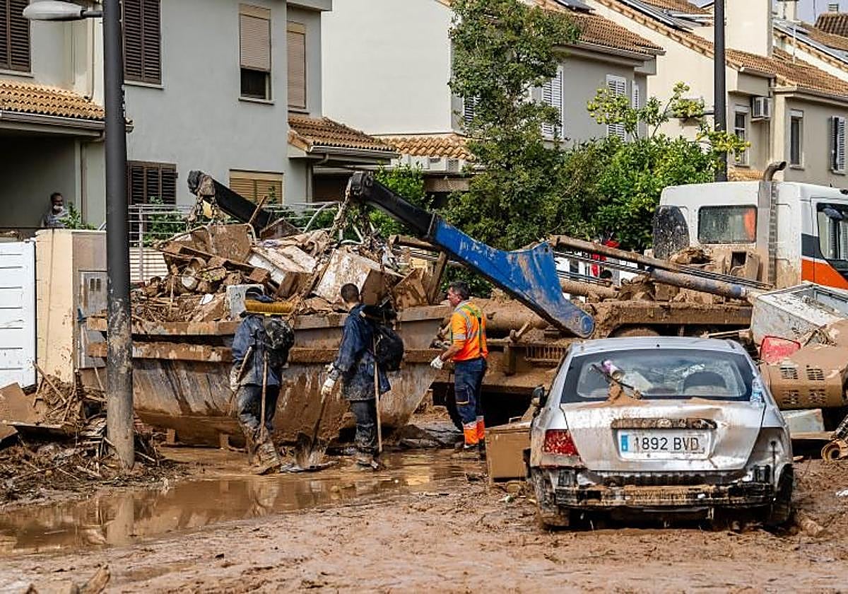Voluntarios y operarios, en plena faena, en Paiporta.