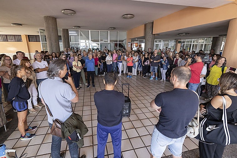 Imagen de la concentración mantenida este martes a las puertas del Centro Insular de Deportes por trabajadores y usuarios.