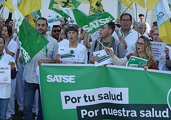 Imagen de la concentración celebrada este martes a las puertas del HUC, en Tenerife.