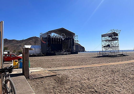 El escenario y la torre de sonido ya lucen en la playa situada en el municipio deTuineje.