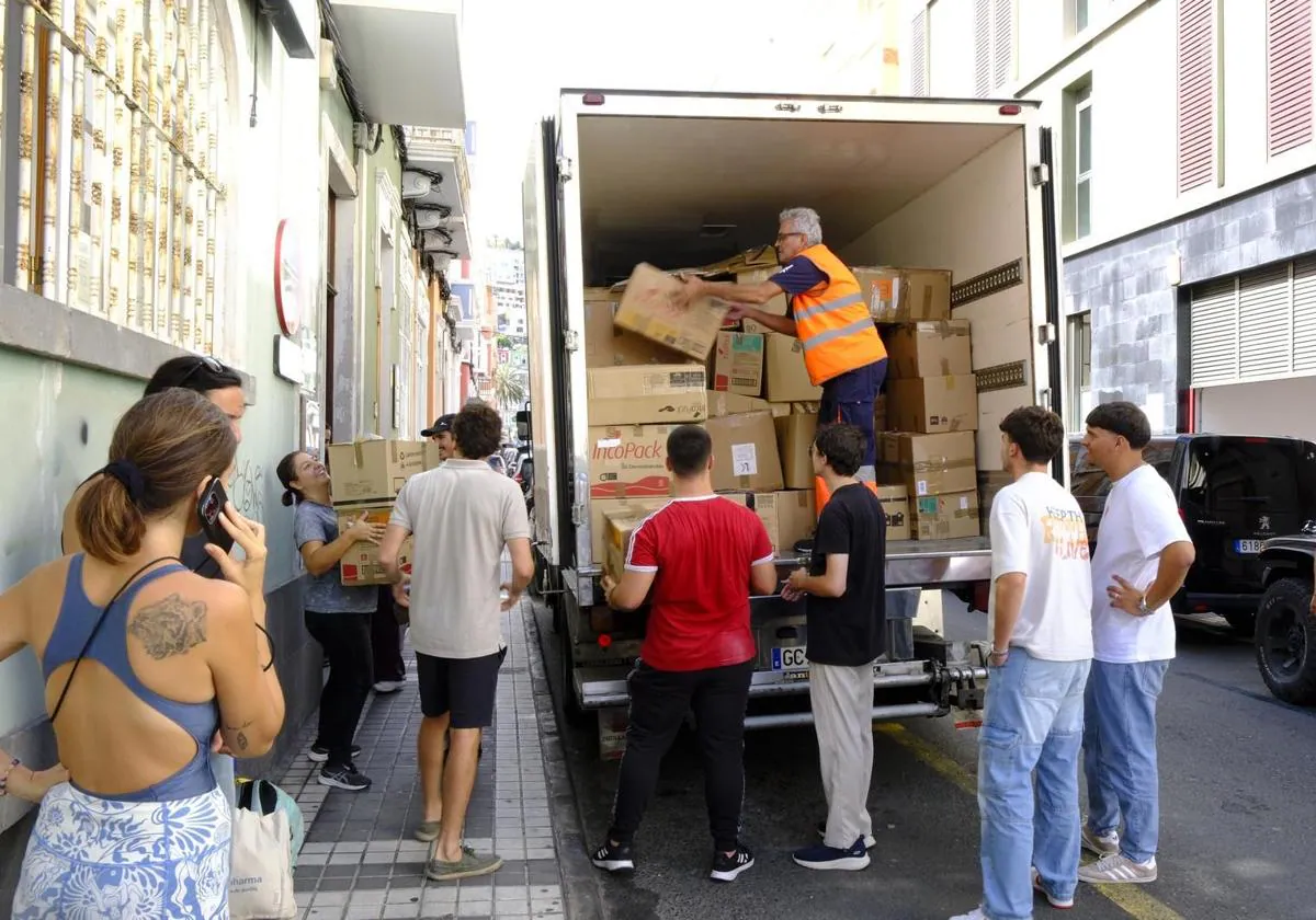 Imagen de la carga del material que viaja a Valencia en la sede de Maio Movement en Obispo Rabadán.