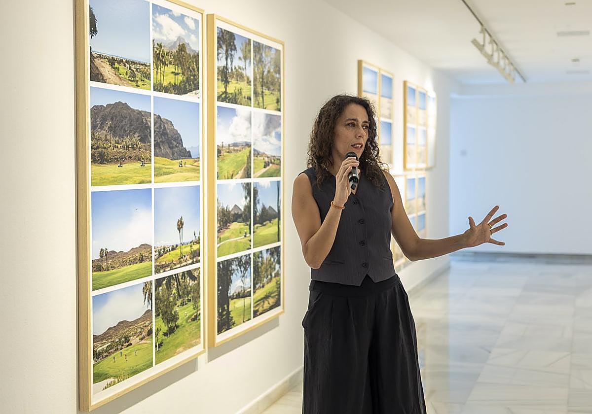 Teresa Arozena, junto a una serie de fotografías de campos de golf canarios que incluye en 'Kanarische Landschafte'.