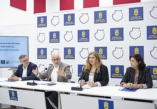 Momentos previos a la firma del convenio, con Morales y Mena, en el centro de la mesa.