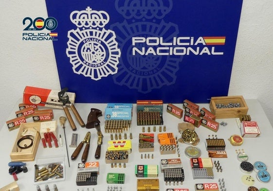 Munición y material de armas de fuego hallado en la vivienda.
