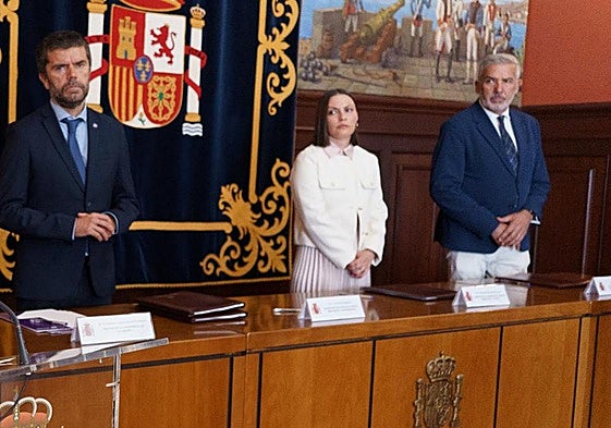 El rector de La Laguna (i) y el de la ULPGC (d) junto a la consejera Migdalia Machín.