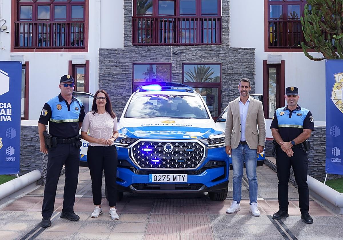 La consejera Lolina Negrín y el alcalde Isaí Blanco, con uno de los dos nuevos vehículos.