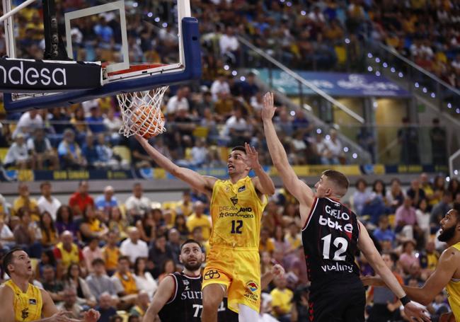 Carlos Alocén deja la bandeja contra el Surne Bilbao Basket.