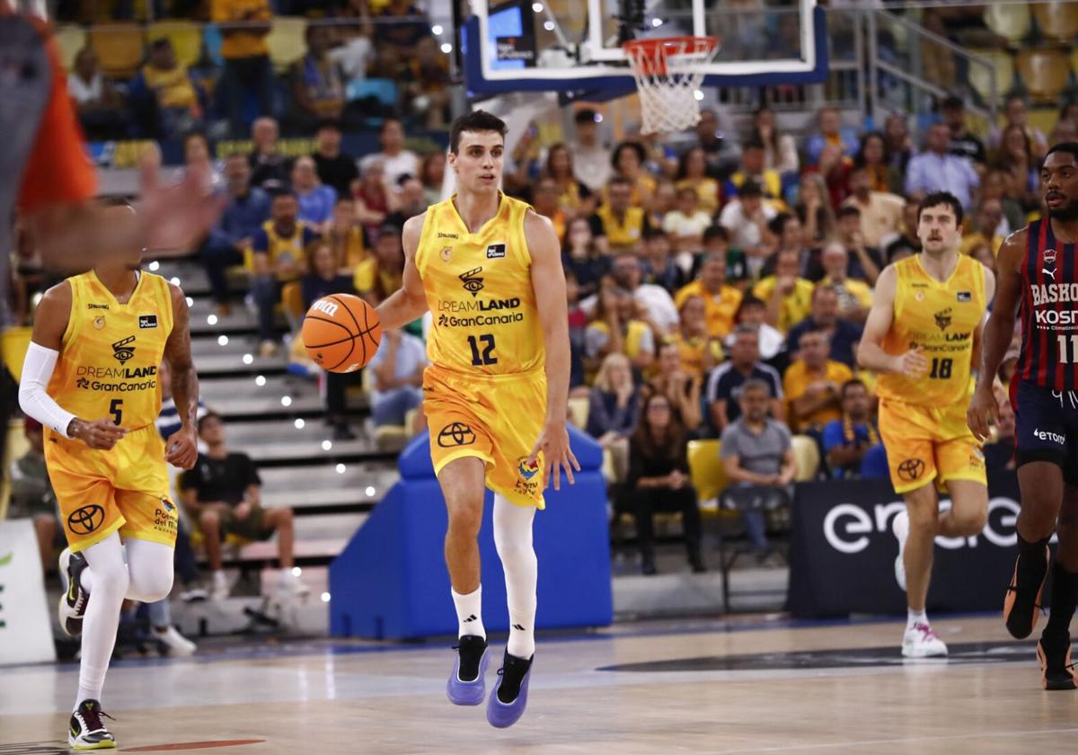 Carlos Alocén dirige el juego en el duelo ante el Baskonia en el Arena.