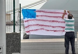 Un activista colocando una bandera en el Puerto Las Palmas.