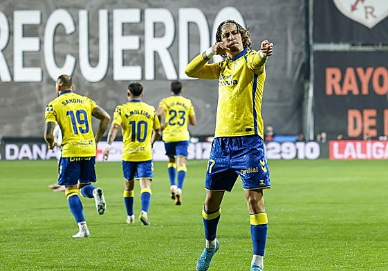 Fábio Silva celebra el 1-0.