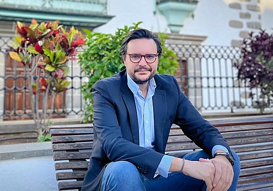 En vídeo: El que fuera vicealcalde de Telde sufrió un desvanecimiento en el Pleno del Ayuntamiento de Telde del pasado mes de mayo. Posteriormente, preguntó al ministro Marlaska por el aumento de la presencia policial en Gran Canaria, en el Senado, a lo que este le espetó, haciendo alusión a su estado de salud: «Cuídese, señor Ramos».