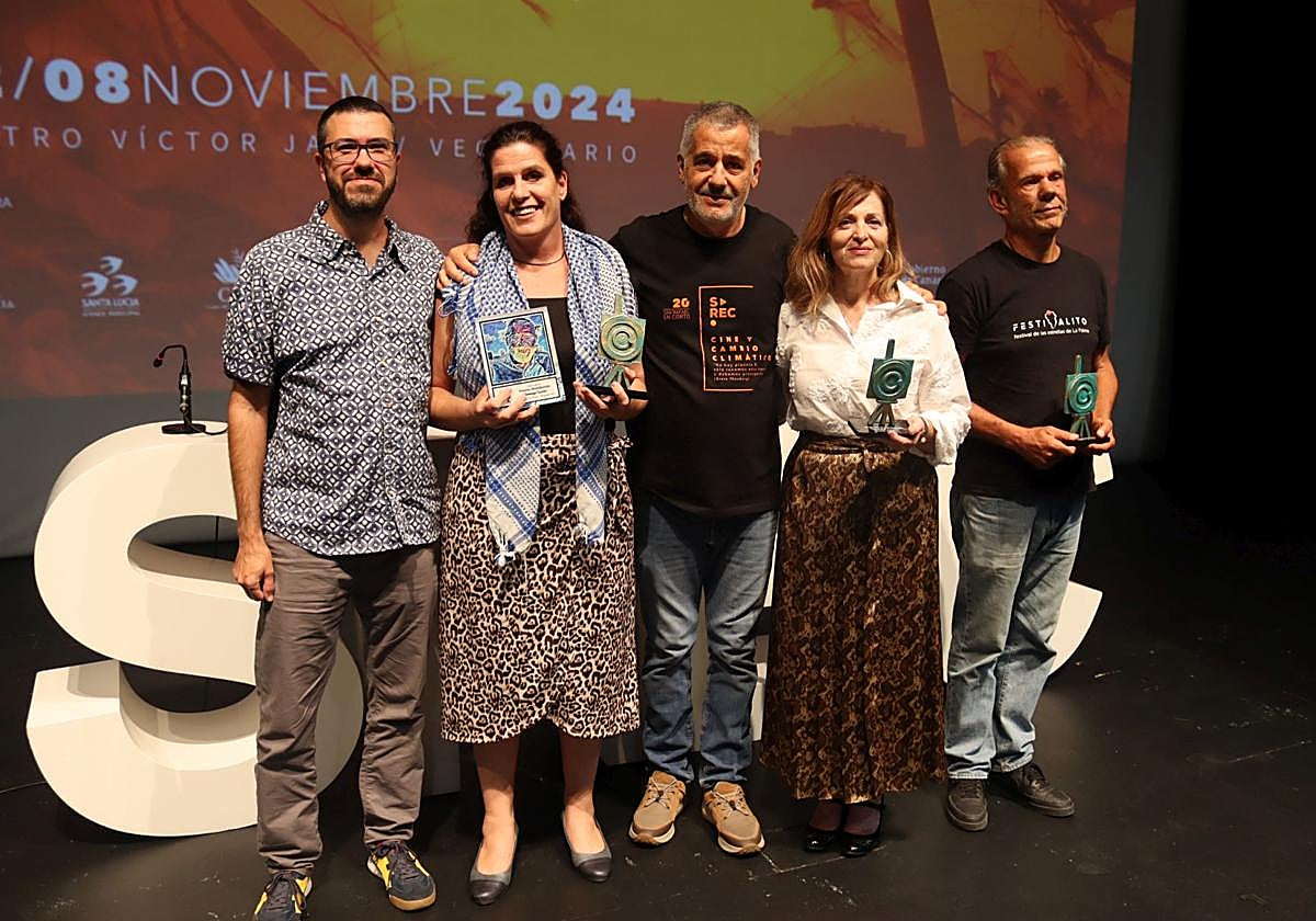 De izquierda a derecha, Jonay García, Estela Cedrún, Agustín Domínguez, Obdulia Almeida y Júnior Melo con los 'Camaritos' recibidos.