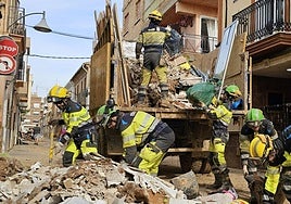 Bomberos de Canarias ayudando en Valencia.
