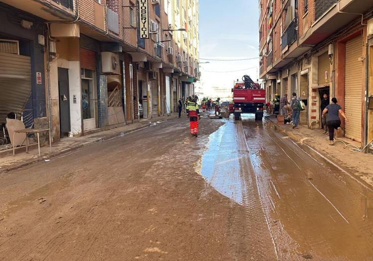 Bomberos de la capital grancanaria actuando.