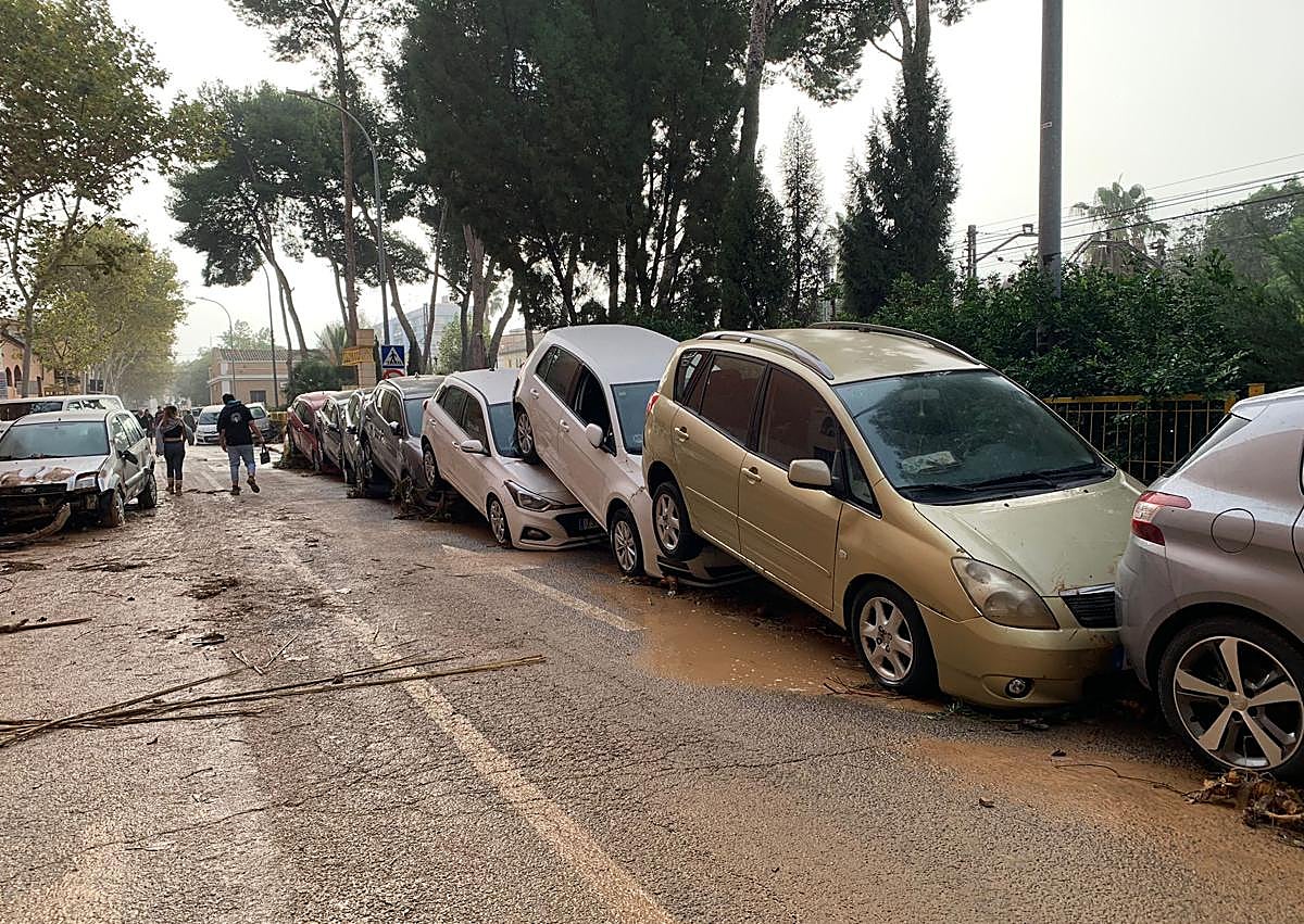 Imagen secundaria 1 - Puentes, accesos, coches, establecimientos.... A pesar de que las vías recuperan poco a poco el gris del asfalto, gran parte de la actividad comercial sigue paralizada en Paiporta.