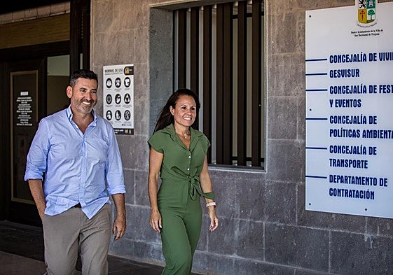 Marichal y Jiménez, frente a las dependencias de Vivienda.