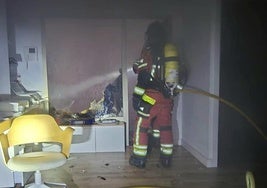 Incendio en Franchy Roca: el fuego en el interior de un ático causa una gran columna de humo