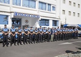 Posado de nuevos agentes con mandos policiales y alcalde.