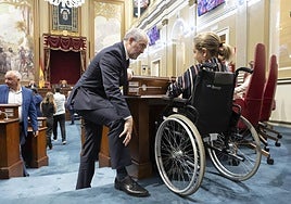 Clavijo conversando con la diputada de CC, Ana Oramas en el pleno.