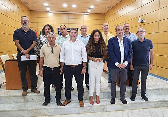 Carmen Alonso, consejera de Proyectos Estratégicos, con Pedro Monzón, de Proexca, y los olivareros que acuden al viaje de Andalucía.