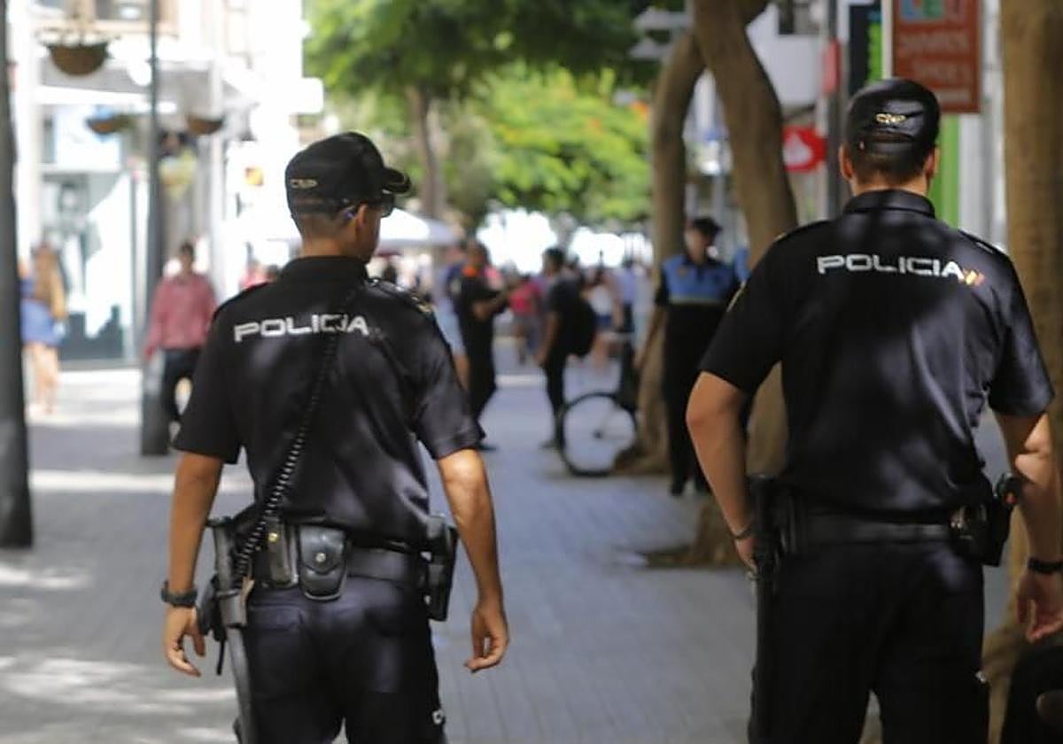 Foto archivo de dos Policías Nacionales.