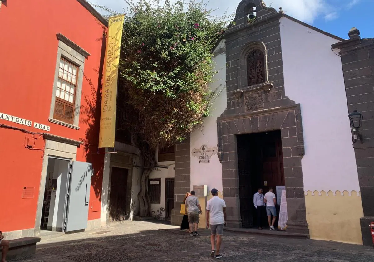 Imagen de visitantes en la ermita, este martes.