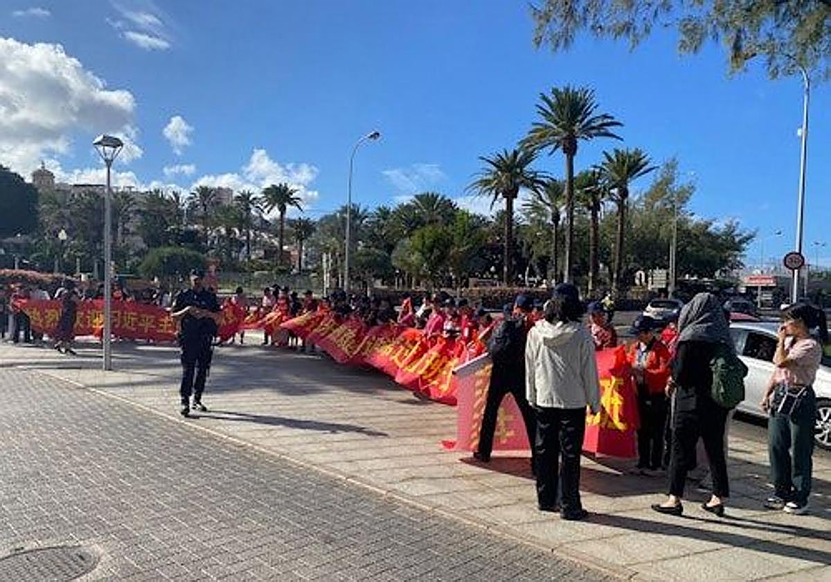 En torno a un centenar de ciudadanos chinos acudieron a dar la bienvenida a su líder.