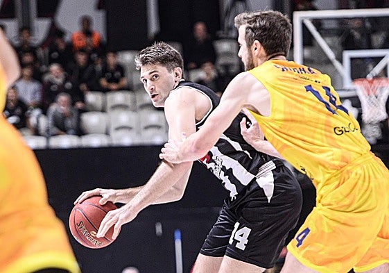 John Shurna defiende a Sleva en el duelo en Turquía.