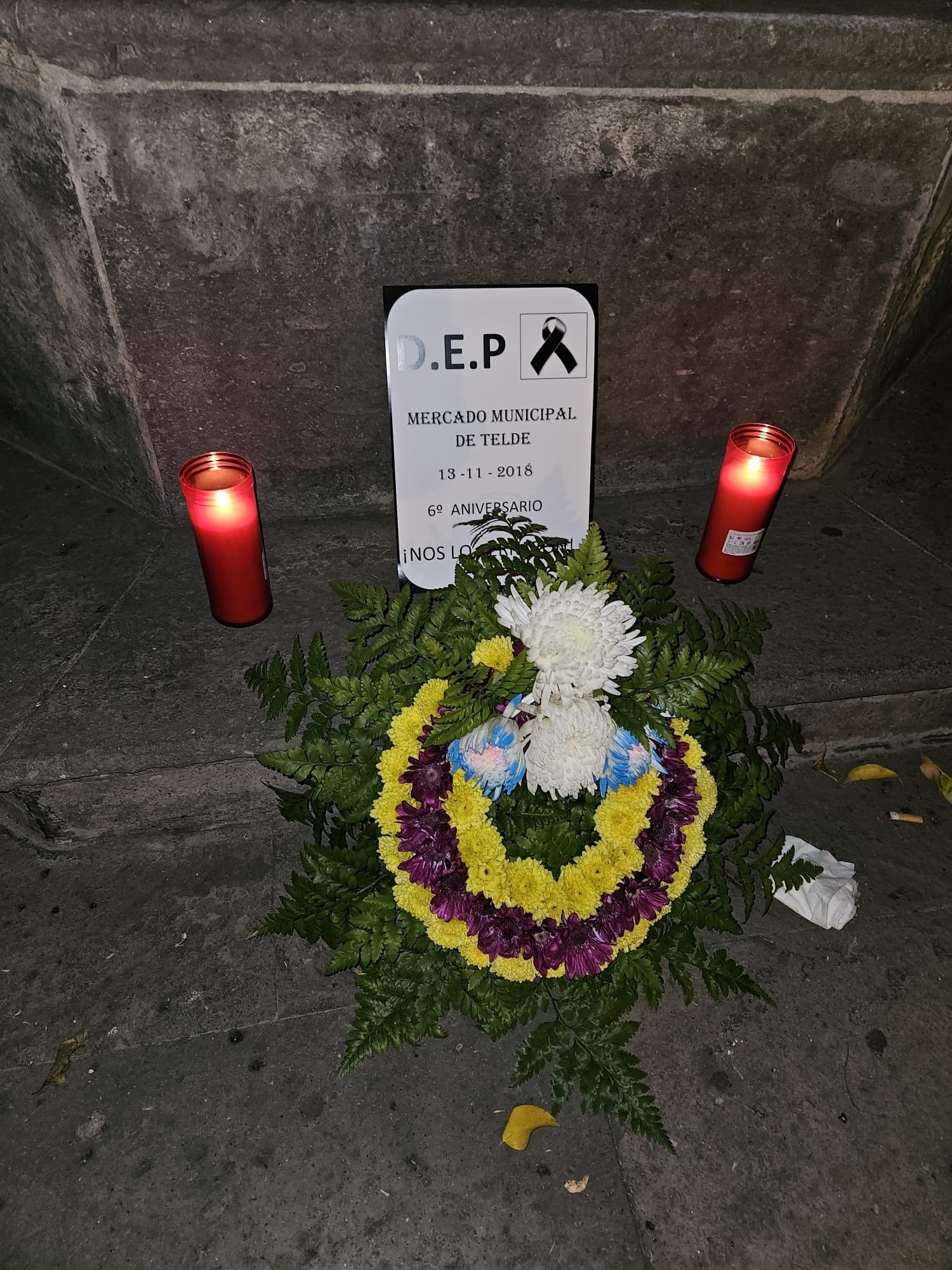 Así amaneció este miércoles la entrada principal al Mercado Municipal de Telde.