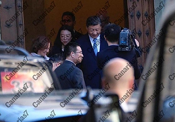 El presidente chino, Xi Jinping, saliendo de la Casa de Colón, con la directora, Carmen Gloria Rodríguez, y el cronista Juan José Laforet.
