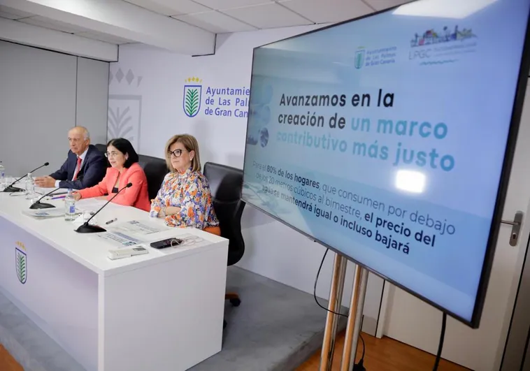 El concejal de Hacienda, Francisco Hernández Spínola, la alcaldesa de la capital grancanaria, Carolina Darias (centro), y la concejala de Aguas del ayuntamiento capitalino, Inmaculada Medina, en la presentación de la nueva estructura tarifaria del agua.